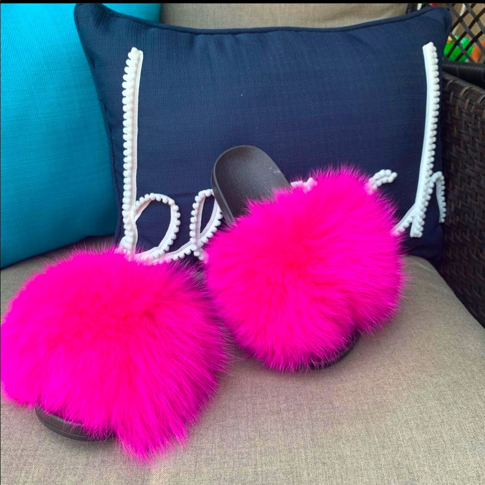 Super cute fur slippers/slides.